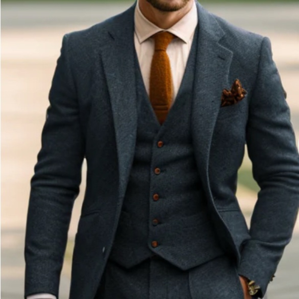 Sophisticated Blue Suit with Modern Fit and Premium Fabric